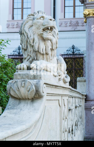 GODOLLO, Ungarn - 22. APRIL 2018: Lion statue am königlichen Palast in Godollo, Ungarn Stockfoto