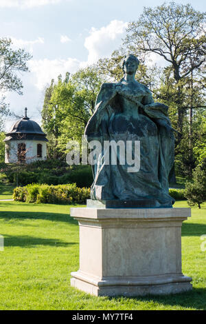 GODOLLO, Ungarn - 22. APRIL 2018: die Statue der Maria Theresia im Garten des Königlichen Palastes von Godollo in Ungarn. Stockfoto