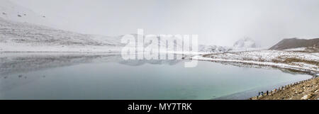 Ein Blick auf die Gurudongmar See mit schneebedeckten Gipfeln, Sikkim, Indien Stockfoto