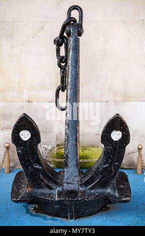 Große schwarze Anker steht in der Nähe der Wall im Hafen von Burgas, Bulgarien Stockfoto