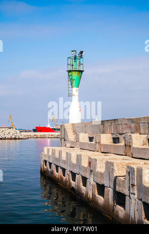 Grünen und Weißen Leuchtturms in Burgas port, Schwarzmeerküste, Bulgarien Stockfoto