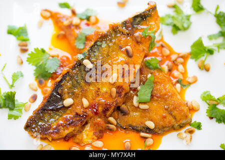 Makrelen mit Harissa Paste auf ein Rezept von der BBC Website gutes Essen gekocht. Die Makrelen werden mit Mehl bestäubt und geräuchertem Pap Stockfoto