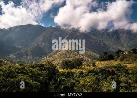 Unteren hängen auf dem Mount Mulanje mit Wolken. Stockfoto