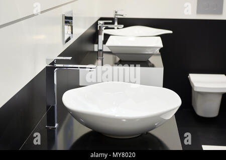 Keramik Spüle mit Armaturen in öffentlichen Wc Stockfoto