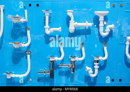 Wellpappe Kunststoff Abflussrohre für Waschbecken im Store Stockfoto