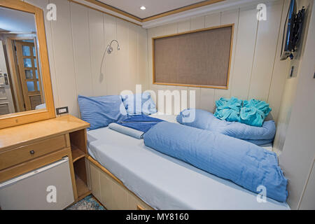 Doppelbett in der Kabine eines luxuriösen privaten motor yacht Stockfoto