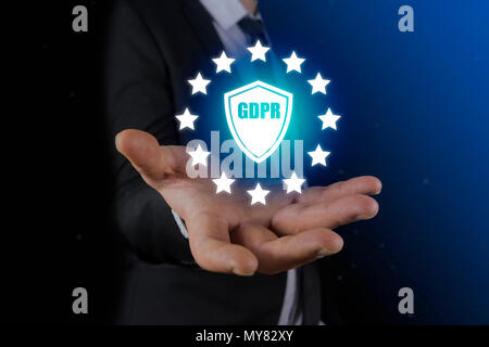 Geschäftsmann hand Zeichen allgemeine Datenschutzverordnung (BIPR BIPR) und Schild mit Aufschrift Stockfoto