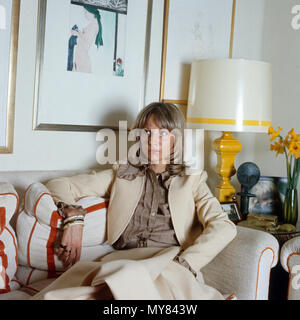 Prinzessin Angela von Hohenzollern nach der Scheidung von Prinz Ferfried in München, Deutschland 1975. Prinzessin Angela von Hohenzollern nach der Scheidung von Prinz Ferfried von Hohenzollern in München, Deutschland 1975. Stockfoto