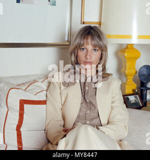 Prinzessin Angela von Hohenzollern nach der Scheidung von Prinz Ferfried in München, Deutschland 1975. Prinzessin Angela von Hohenzollern nach der Scheidung von Prinz Ferfried von Hohenzollern in München, Deutschland 1975. Stockfoto