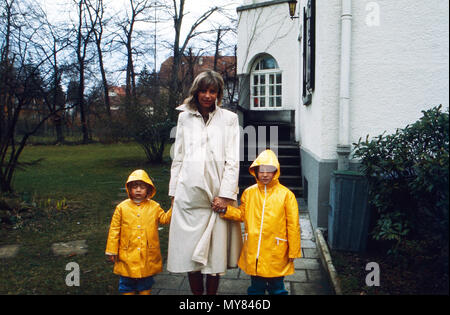 Prinzessin Angela von Hohenzollern unterstützt dabei, die Töchter Stephanie und Valerie zum Kindergarten in München, Deutschland 1975. Prinzessin Angela von Hohenzollern die Töchter Stephanie und Valerie in den Kindergarten in München, Deutschland 1975. Stockfoto