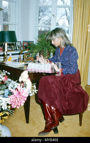 Prinzessin Angela von Hohenzollern nach der Scheidung von Prinz Ferfried in München, Deutschland 1975. Prinzessin Angela von Hohenzollern nach der Scheidung von Prinz Ferfried von Hohenzollern in München, Deutschland 1975. Stockfoto