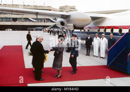 Königin Juliana der Niederlande und Prinz Bernhard zu 206 in Deutschland, hier Begrüßung durch Bundespräsidenten Gustav Heinemann am Flughafen Köln-Bonn, Deutschland 1971. Königlicher Besuch aus den Niederlanden: Königin Juliana und Prinz Bernhard sind von Bundespräsident Gustav Heinemann am Köln Bonn Airport begrüßt, Deutschland 1971. Stockfoto