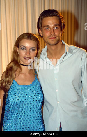 Wayne Carpendale mit Freundin Sylvia Agnes Muc bei der Bunte Gala in Düsseldorf, Deutschland 2001. Wayne Carpendale mit Freundin Sylvia Agnes Muc am Bunte Gala Veranstaltung am Abend in Duesseldorf, Deutschland 2001. Stockfoto