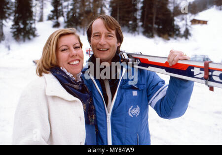 Michael Prinz von Preußen mit Ehefrau Brigitta im Skiurlaub, Schweiz 1982. Michael Prinz von Preußen und seiner Frau Brigitta in ihren Winterurlaub, Schweiz 1982. Stockfoto