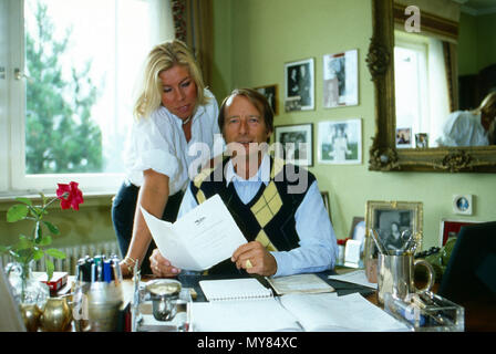 Michael Prinz von Preußen mit Ehefrau Brigitta in Bad Soden, Deutschland 1983. Michael Prinz von Preußen Mit seiner Frau Brigitta in Bad Soden, Deutschland 1983. Stockfoto