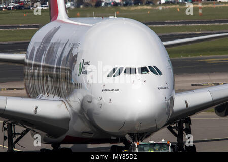 Emirates Airbus A 380-861, United für die Tierwelt Design, am Amsterdamer Flughafen Schiphol, in Nordholland, Niederlande, Stockfoto