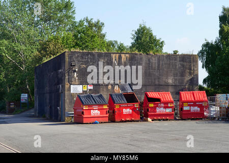 Geheimnisvolle Betonbunker westlich von Crewe Bahnhof, wo die Mülltonnen aktuell gehalten werden. Stockfoto