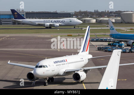 KLM Flugzeug, AirFrance Airbus A319, Saudi Cargo Boeing 747, Flugzeuge, am Amsterdamer Flughafen Schiphol, in Nordholland, Niederlande, Stockfoto