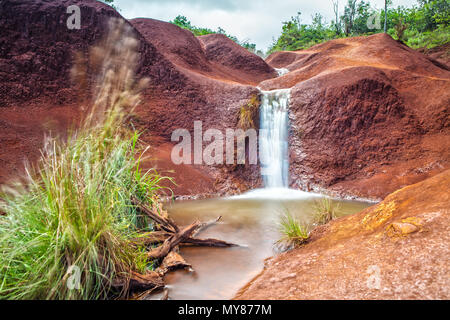 Eine kleine rote Schmutz Wasserfall im Waimea Canyon auf Kauai Stockfoto