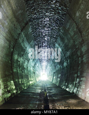 In einem grungy Tunnel Stockfoto