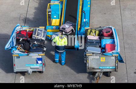 KLM Flugzeuge am Flughafen Amsterdam Schiphol, in Nordholland, Niederlande, Stockfoto