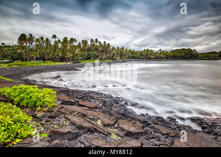Lange Exposition von Panaluu Black Sand Beach, Big Island, Hawaii Stockfoto
