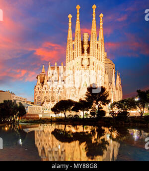 BARCELONA, Spanien - FEB 10: Blick auf die Sagrada Familia, eine große katholische Kirche in Barcelona, Spanien, entworfen von katalanischen Architekten Antoni Gaudi, Stockfoto