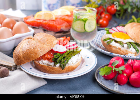 Brot mit Käse, Lachs und Spargel. Verschiedene gesunde Essen. Leckeres Frühstück für die Familie. Das Essen in den Niederlanden Stockfoto