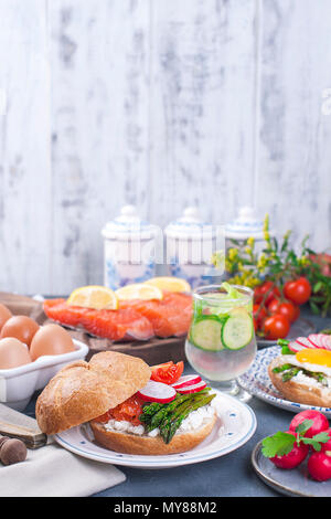 Brot mit Käse, Lachs und Spargel. Verschiedene gesunde Essen. Leckeres Frühstück für die Familie. Das Essen in den Niederlanden. Kopieren Sie Platz Stockfoto