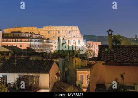 Nachtansicht von Rom in der Nähe von Kolosseum in Rom, Italien. Nacht Stadtbild von Rom. Stockfoto