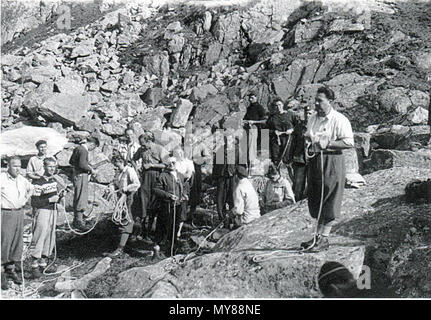 . Slovenčina: Horolezci horolezeckého spolku JAMES v Lete 1945 sa učili viazať uzly na kurze JAMES vo Vysokých Tatrách. Die Slowakei. 3 August 2016, 15:38:37. Ladislav Radvanec 246 Horolezci JAMES 1945 Stockfoto