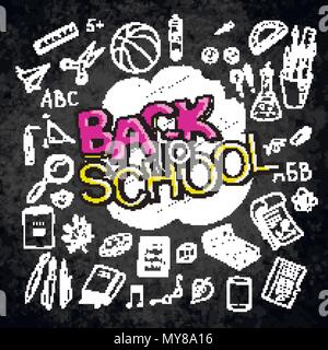 Zurück zu Schule gesäumt liefert Sammlung. Sketchy notebook Doodles mit Schriftzug. Vector Illustration Design Elemente auf der schwarzen Tafel Stock Vektor