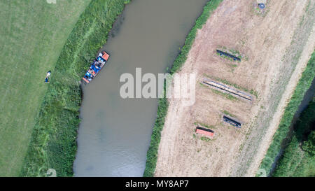 Luftbild zeigt, wie Menschen das heiße Wetter durch punting on the River Cam im Grantchester am Sonntag nachmittag (3. Juni) Stockfoto