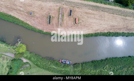 Luftbild zeigt, wie Menschen das heiße Wetter durch punting on the River Cam im Grantchester am Sonntag nachmittag (3. Juni) Stockfoto