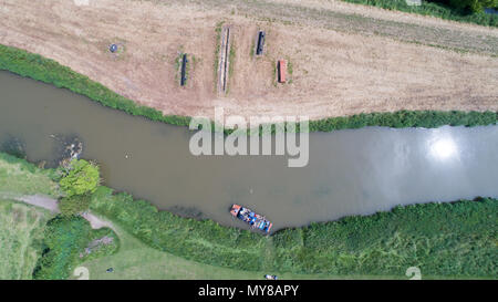 Luftbild zeigt, wie Menschen das heiße Wetter durch punting on the River Cam im Grantchester am Sonntag nachmittag (3. Juni) Stockfoto