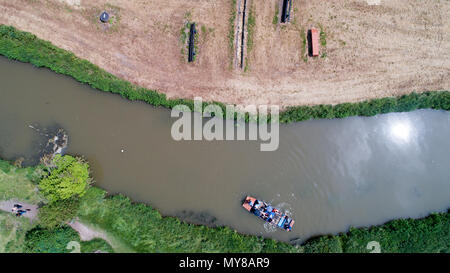 Luftbild zeigt, wie Menschen das heiße Wetter durch punting on the River Cam im Grantchester am Sonntag nachmittag (3. Juni) Stockfoto