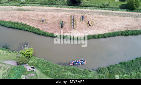 Luftbild zeigt, wie Menschen das heiße Wetter durch punting on the River Cam im Grantchester am Sonntag nachmittag (3. Juni) Stockfoto