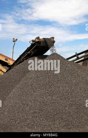 Mangan Bergbau und die Verarbeitung erfolgt in mehreren Schritten. Es ist notwendig, Stapel von Schotter für die weitere Verarbeitung zu speichern Stockfoto