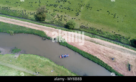 Luftbild zeigt, wie Menschen das heiße Wetter durch punting on the River Cam im Grantchester am Sonntag nachmittag (3. Juni) Stockfoto