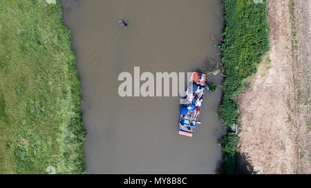 Luftbild zeigt, wie Menschen das heiße Wetter durch punting on the River Cam im Grantchester am Sonntag nachmittag (3. Juni) Stockfoto