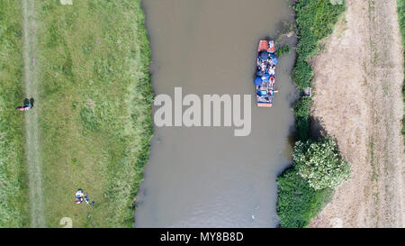 Luftbild zeigt, wie Menschen das heiße Wetter durch punting on the River Cam im Grantchester am Sonntag nachmittag (3. Juni) Stockfoto