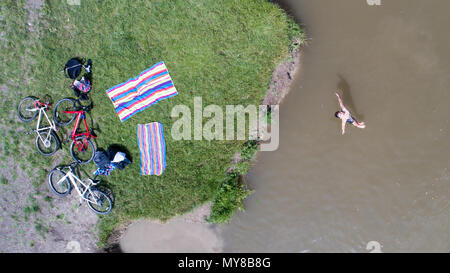 Luftbild zeigt, wie Menschen das heiße Wetter durch punting on the River Cam im Grantchester am Sonntag nachmittag (3. Juni) Stockfoto