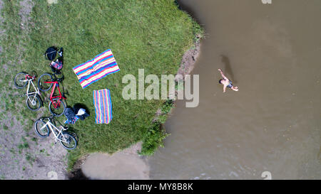 Luftbild zeigt, wie Menschen das heiße Wetter durch Schwimmen im Fluss Cam im Grantchester am Sonntag nachmittag (3. Juni) Stockfoto