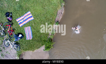 Luftbild zeigt, wie Menschen das heiße Wetter durch Schwimmen im Fluss Cam im Grantchester am Sonntag nachmittag (3. Juni) Stockfoto