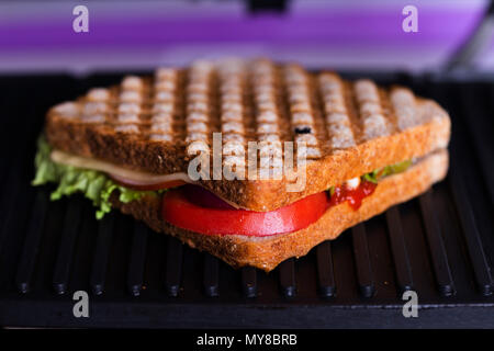 Frische Brötchen backen in einem Grill Stockfoto