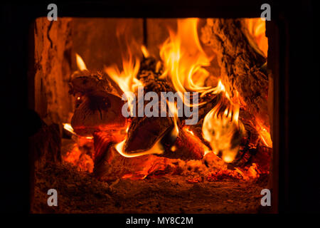 Feuer und Glut im Kamin Ofen Stockfoto