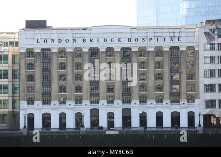 London - Mai 4, 2018. Ein Blick auf die London Bridge Hospital aus dem Norden Rückseite der Themse gesehen. Stockfoto