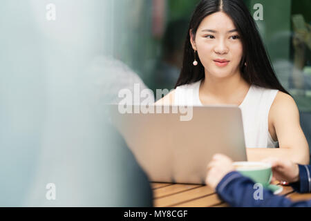 Gruppe von Geschäftsleuten, die Sitzung im Cafe, mit Laptop Stockfoto