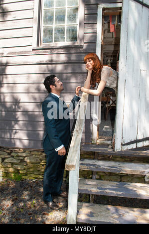 Die tausendjährige Paar Scheune Hochzeit Stockfoto