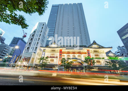 TOKYO, Japan - 30. MAI 2015: Lange Belichtung mit unscharfen Auto vor Kabukiza Theater und Skyscrapper Wanderwege in Tokio, Japan Stockfoto